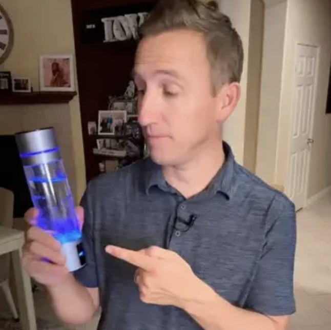 Customer reviewing the ATOM hydrogen water bottle